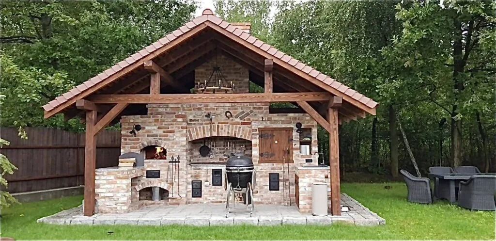 Grill murowany czy przenośny – który wybrać do swojej kuchni w ogrodzie